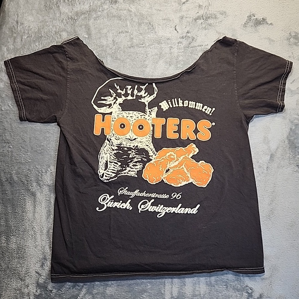 Vintage Hooters Zurich Switzerland Graphic T-Shirt Raw Cut Neck Mens L Womens XL